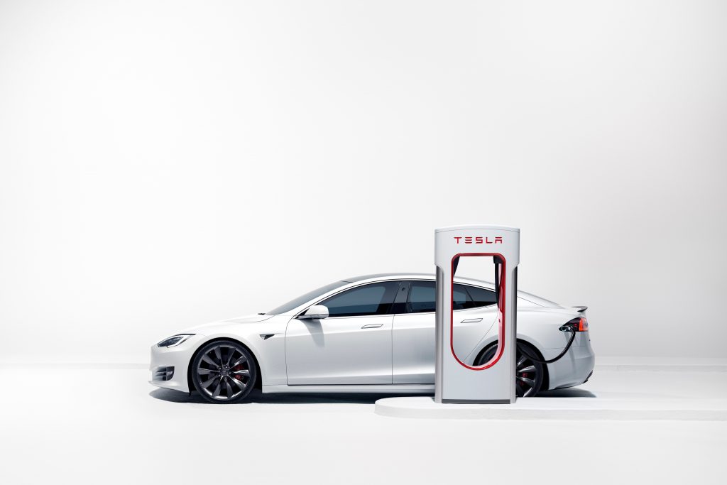 Tesla in Island an Superchargern laden