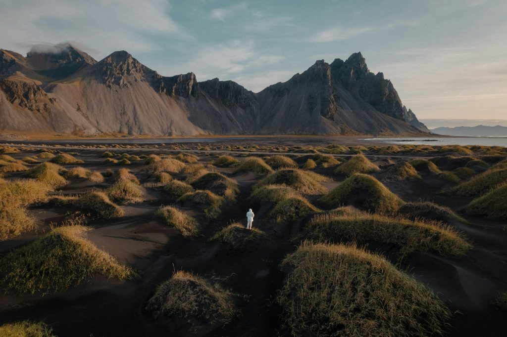 Sommerblick auf den schwarzen Sandstrand von Stokksnes