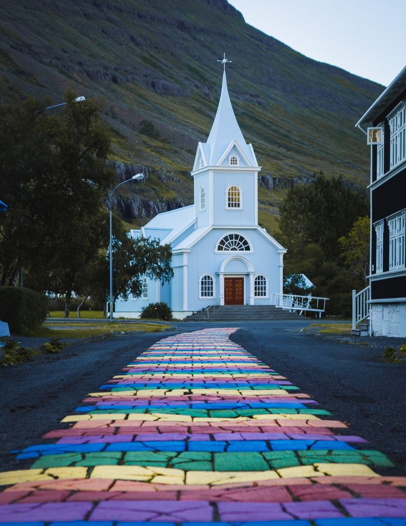 la rue arc-en-ciel de Seydisfjordur, dans l'est de l'Islande