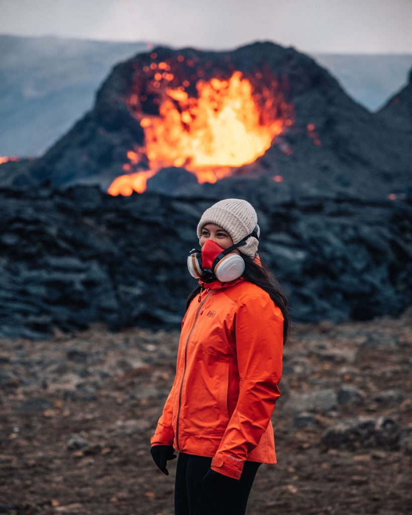 un volcan en éruption en Islande