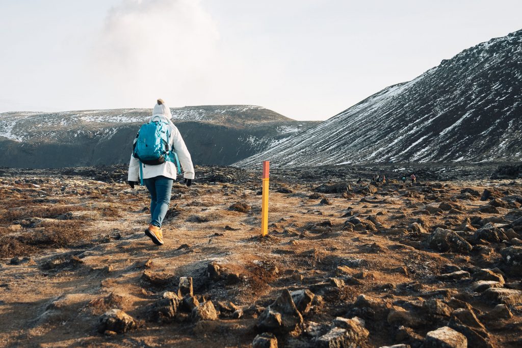 portez des vêtements adaptés pour une randonnée sur un volcan