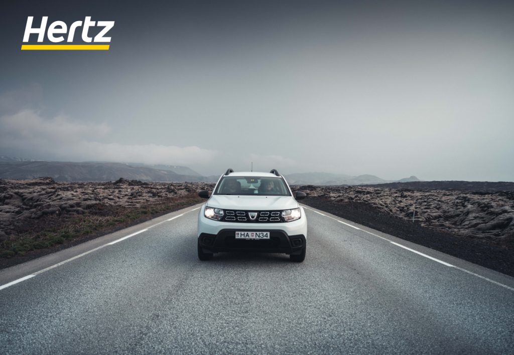 une voiture de location 4x4 roulant en Islande