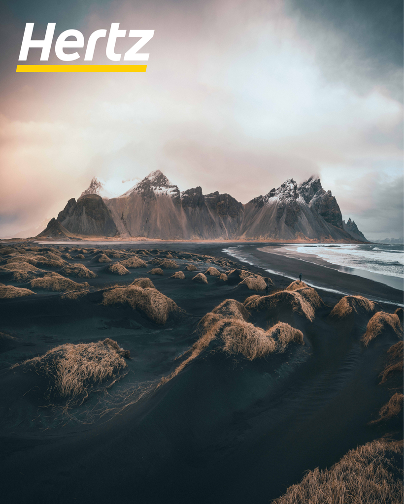 la plage de sable noir de Stokksnes se situe dans l'est de l'Islande