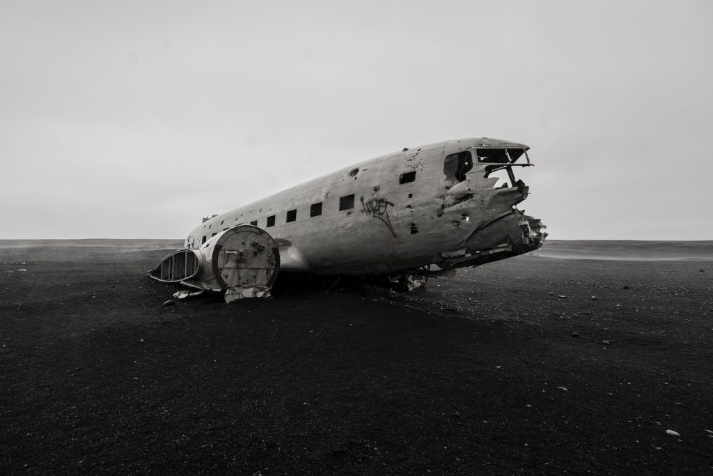 l'avion DC-3 se trouve sur la plage de sable noir de Sólheimasandur