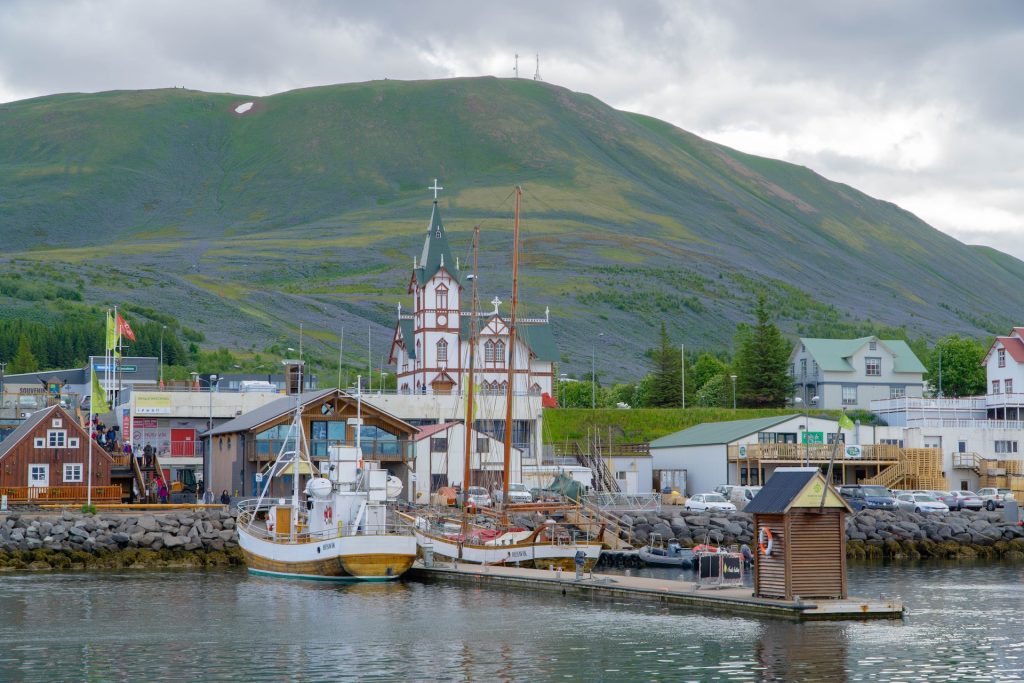 la ville de Husavik, la capitale d'observation des baleines d'Europe