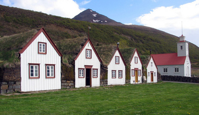 les maisons de tourbe de Laufas à côté d'Akureyri