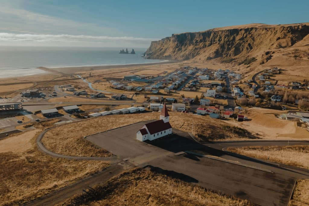 vue d'automne sur la ville de Vik en Islande