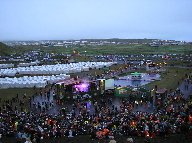 festical du camping Þjóðhátíð en août en Islande