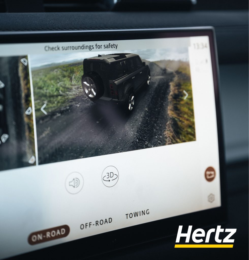 le Land Rover Defender de location chez Hertz Islande est équipé de grands écrans qui vous permettent de surveiller les alentours de votre véhicule