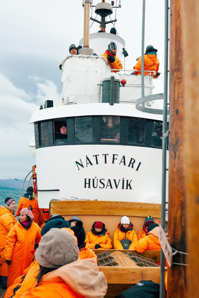 un bateau pour l'observation des baleines à Husavik en Islande