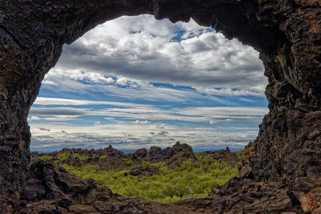 le champ de lave de Dimmuborgir est situé dans le nord de l'Islande