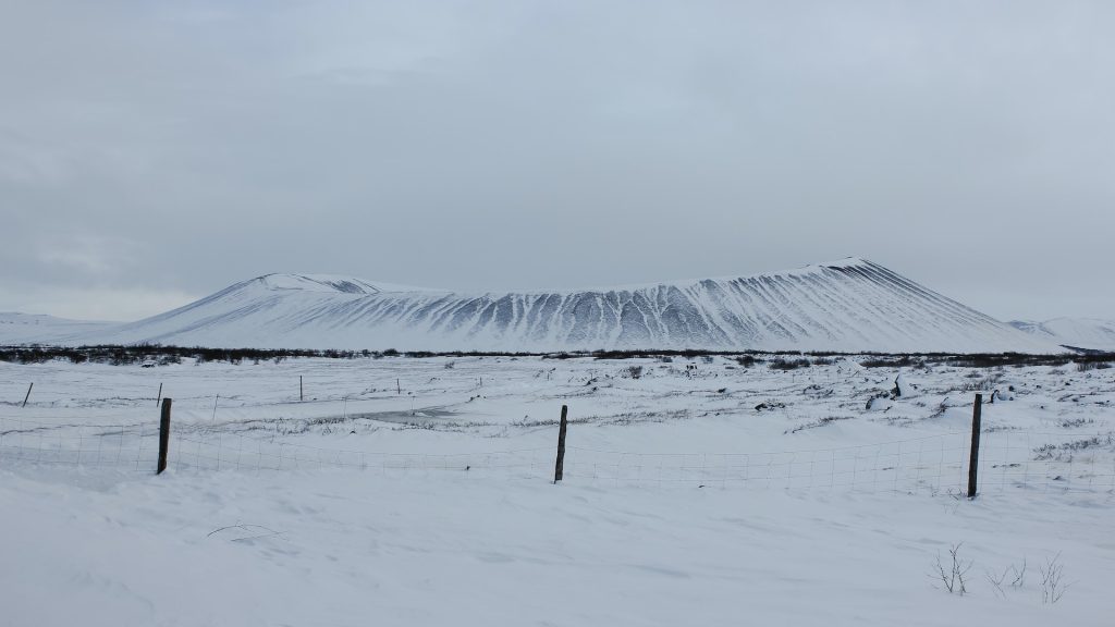 le cratère de Hverfjall est situé dans le nord de l'Islande