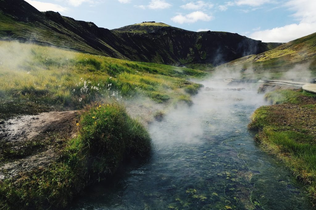 vue de la source chaude de Reykjadalur en Islande en été
