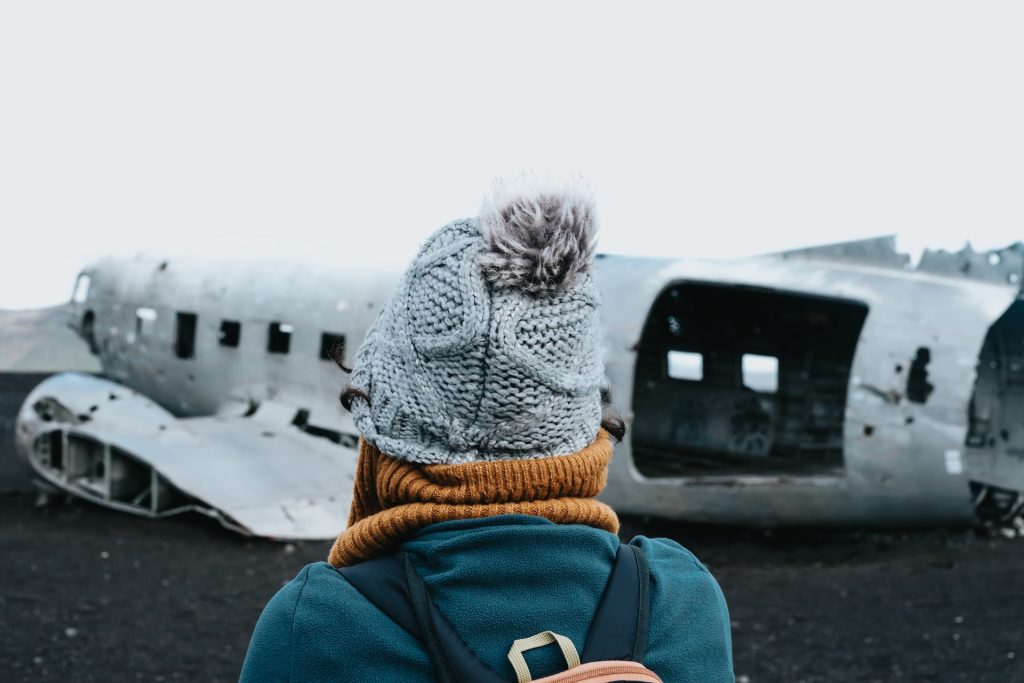 l'avion DC-3 sur la plage de sable noir dans le sud de l'Islande
