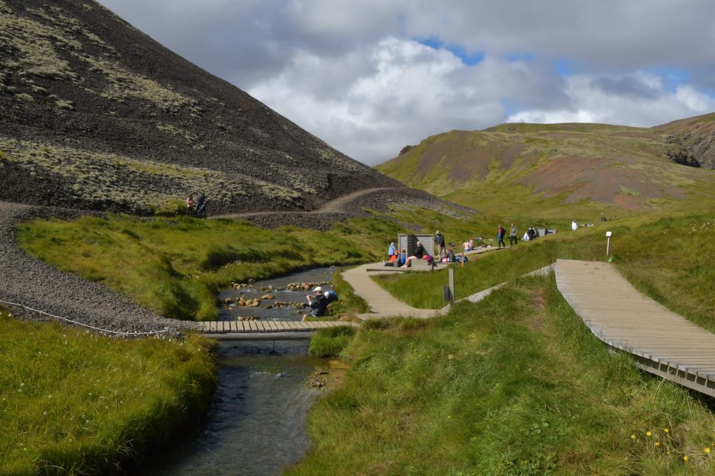 vous pouvez prendre un bain dans la rivière de Reykjadalur après la randonnée