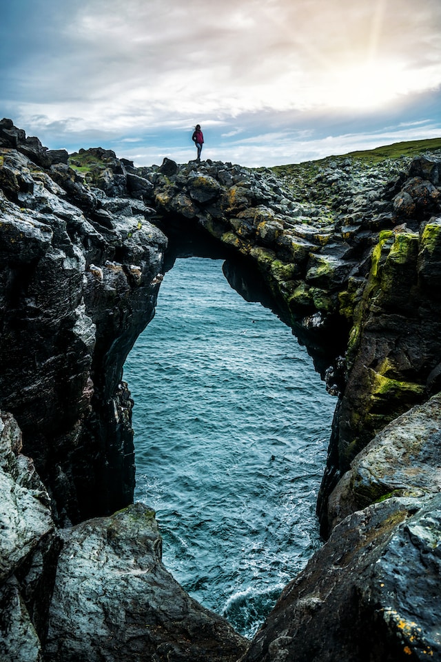 le pont en pierre que l'on peut observer le temps d'une randonnée le long de la côte de Snaefellsnes en Islande