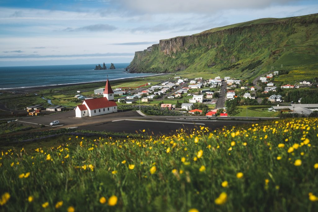 Une vue d'été sur la ville de Vik en Islande
