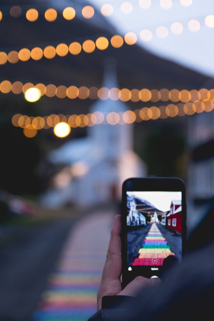 l'église bleue dans la rue arc-en-ciel de la ville de Seydisfjordur
