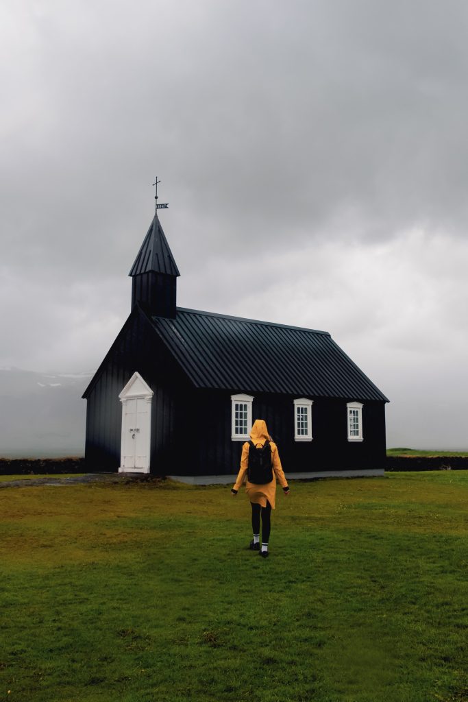 comment visiter l'église noire de Budakirkja à Snaefellsnes en Islande