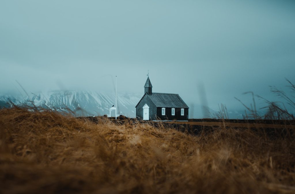 vue de l'église noire de Budakirkja en automne