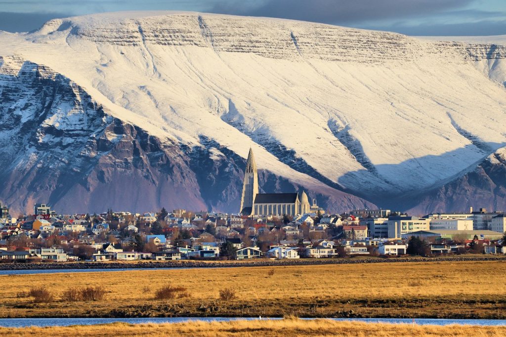 le mont Esja en toile de fond de Reykjavik