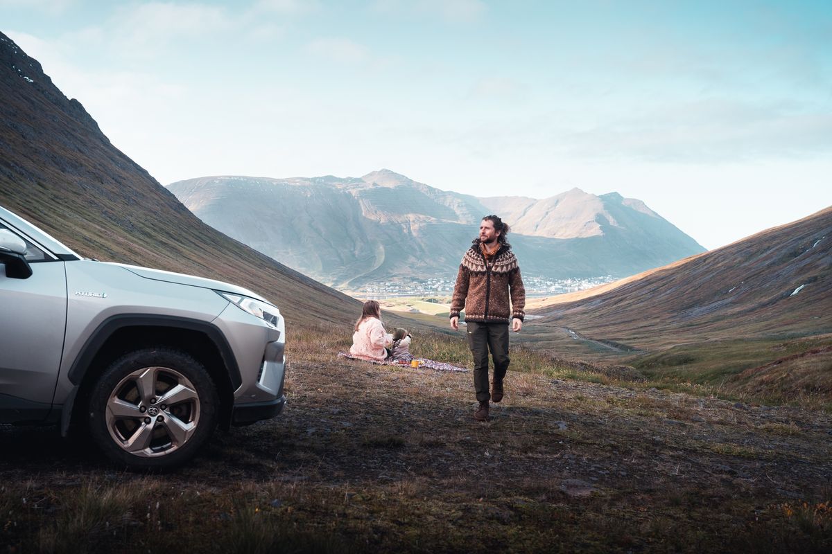 Fjölskylda á ferðalagi með Hertz bílaleigubíl í fjalladal á Íslandi