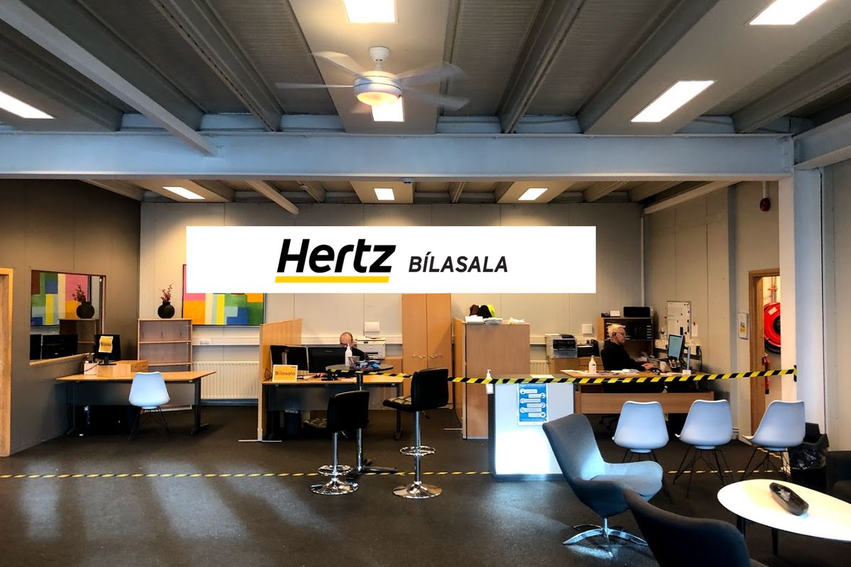 Sölumaður Hertz Bílasölu aðstoðar viðskiptavin við bílakaup
