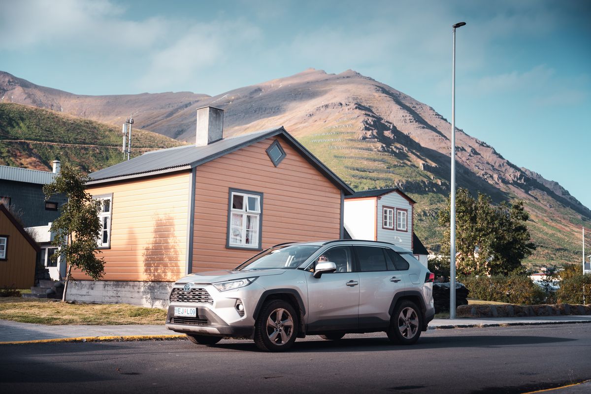 Toyota RAV4 í langtímaleigu frá Hertz fyrir utan íbúðarhús