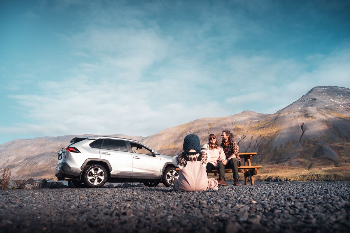 Fjölskylda á ferðalagi um Ísland með bílaleigubíl frá Hertz