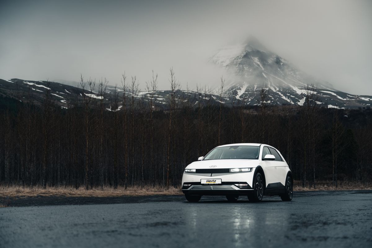 Hyundai IONIQ 5 rafbíll frá Hertz í íslenskri náttúru