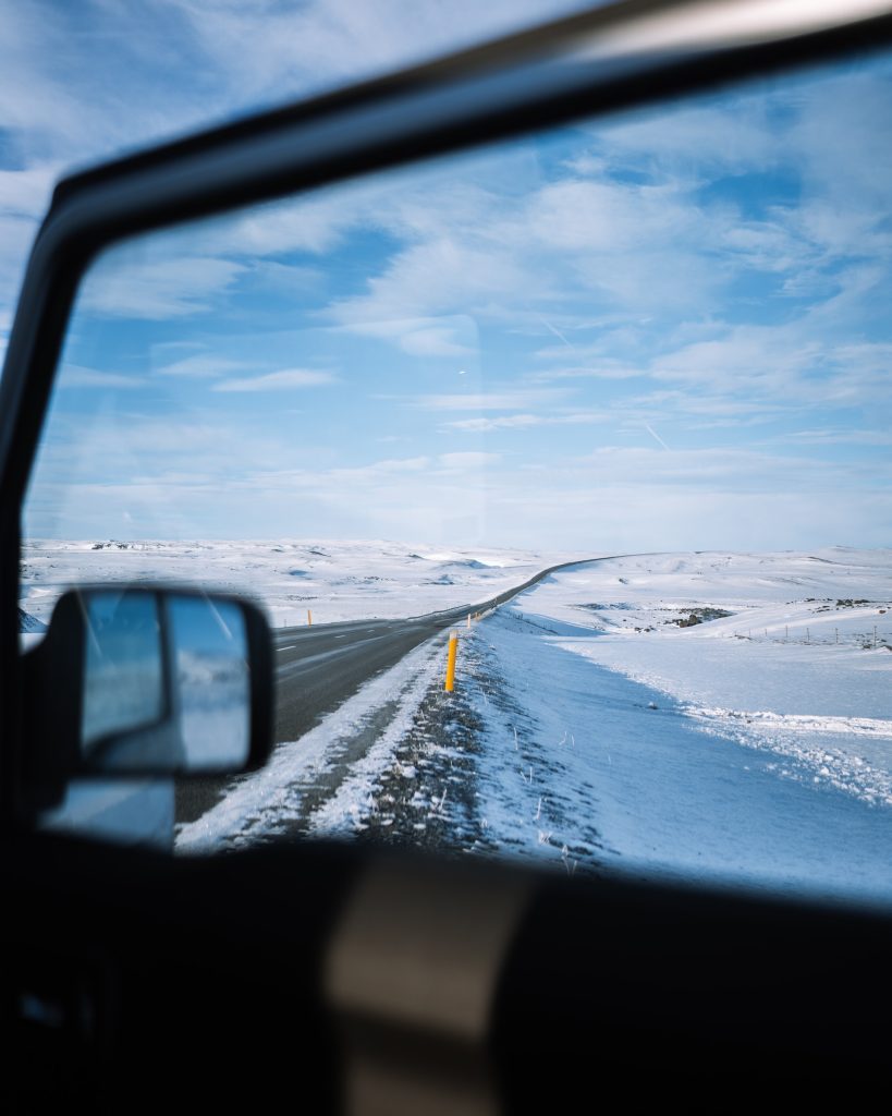 Vista di un paesaggio invernale da un finestrino di un'auto a noleggio in Islanda
