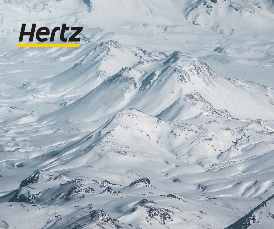 Panorama di montagne innevate in Islanda