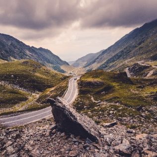 How to stay safe on the roads of Iceland