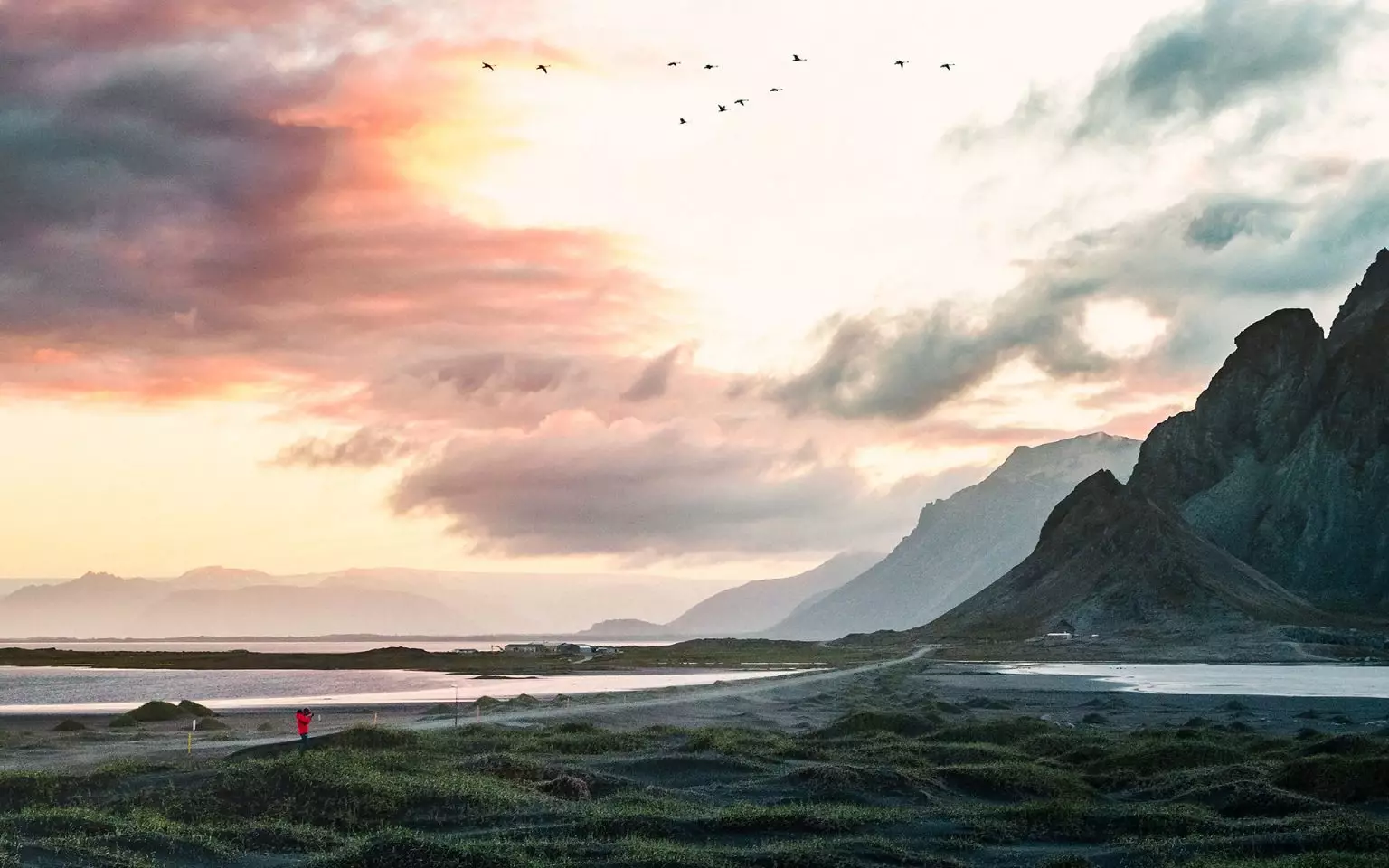 Islandia en verano bajo el sol de medianoche.
