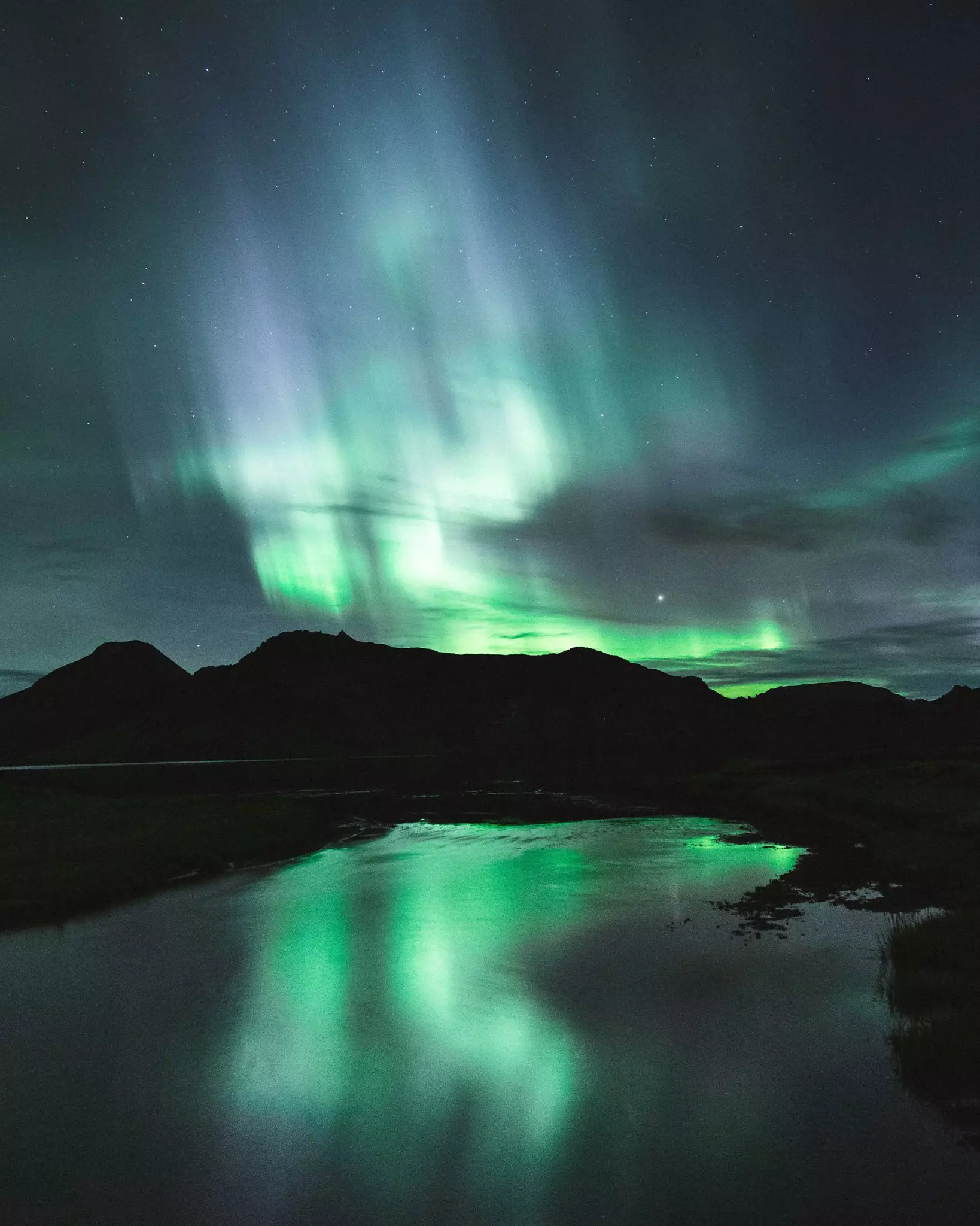 La aurora boreal es uno de los espectáculos naturales más fascinantes de Islandia.