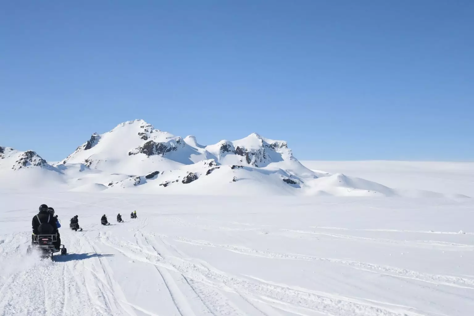 Moto de nieve en Islandia sobre el glaciar