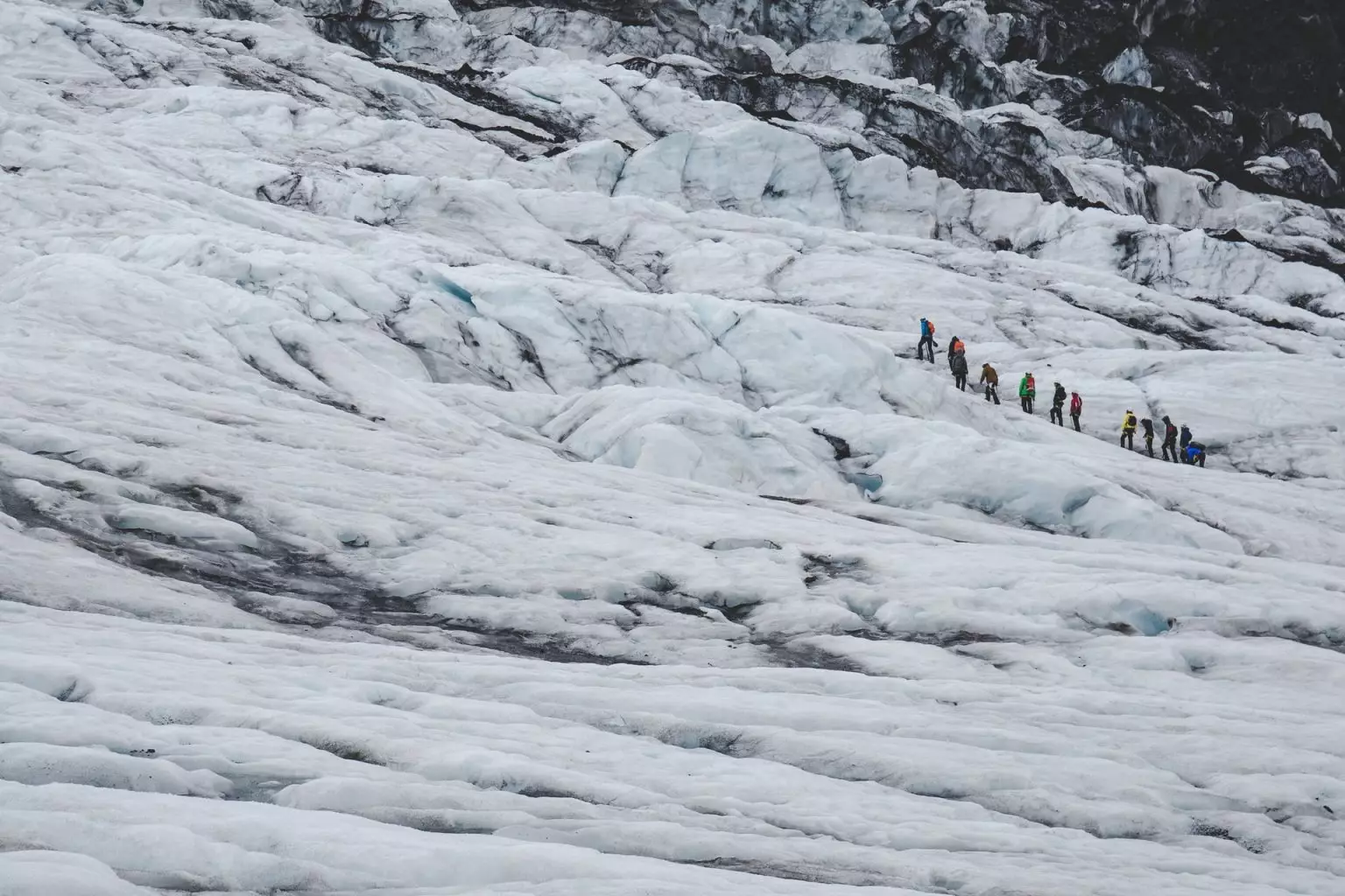 Senderismo por el glaciar Vatnajökull en Islandia.