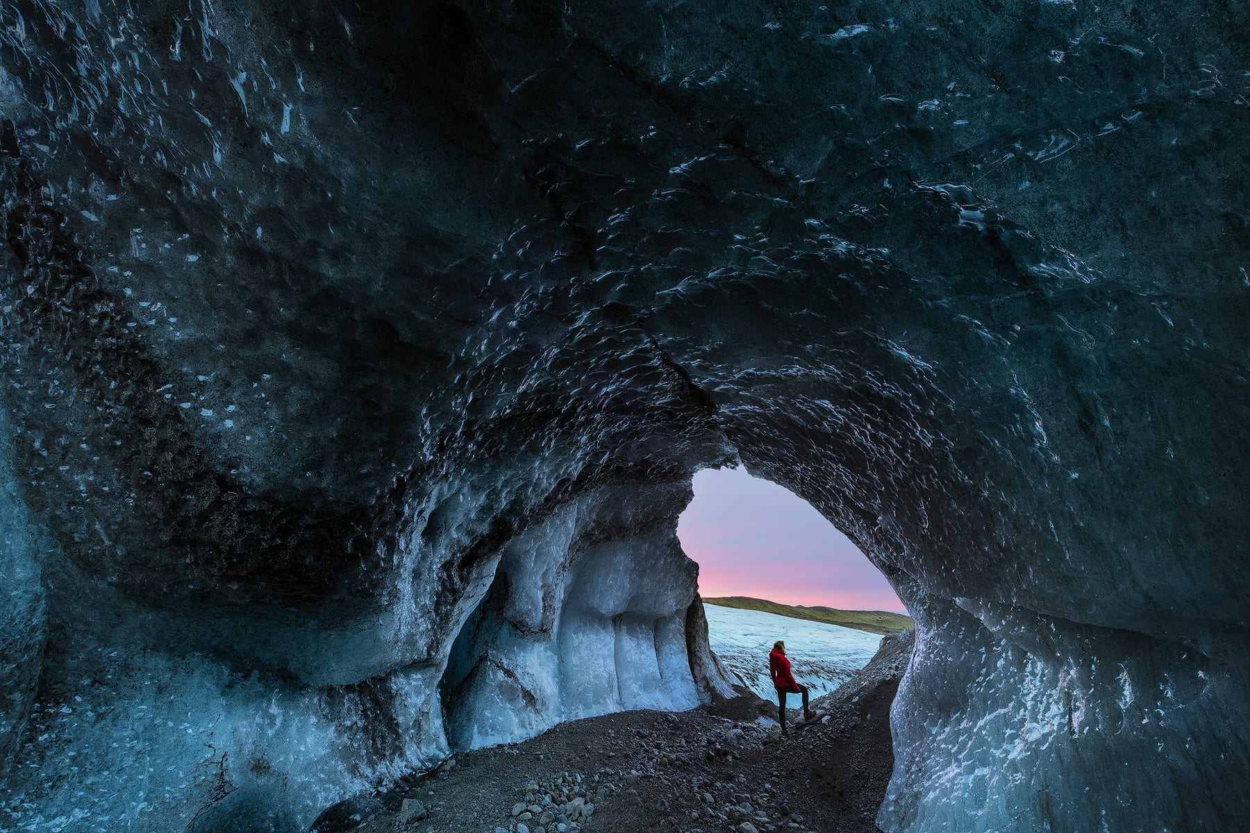 Las cuevas de hielo azul son accesibles en Islandia durante los meses de invierno.