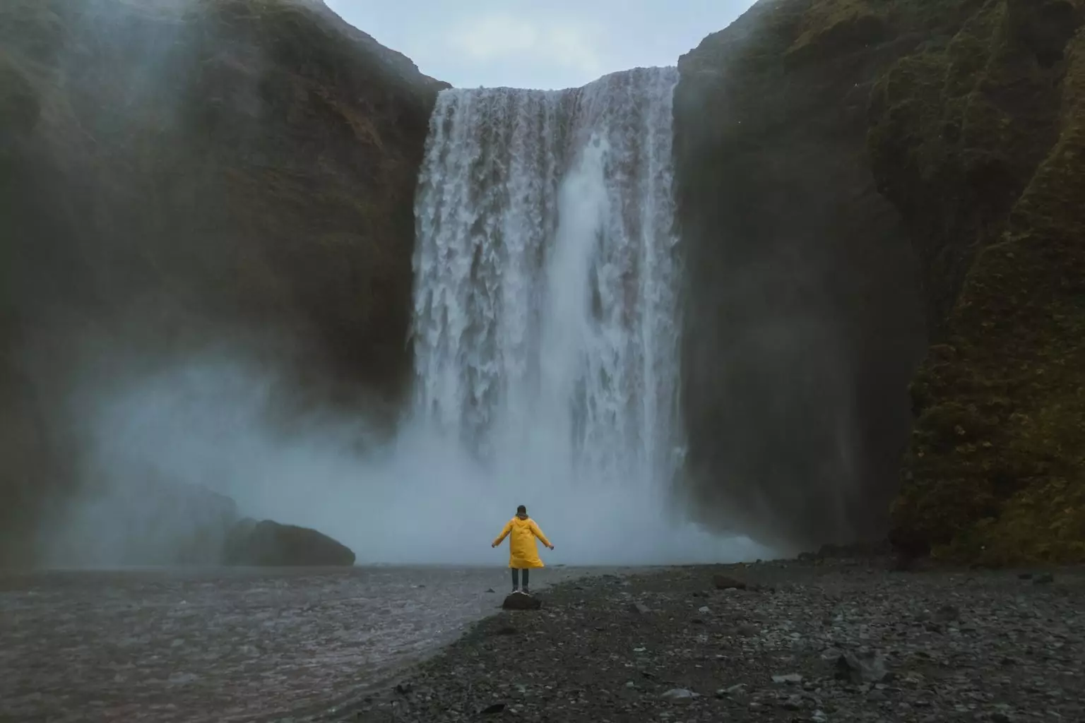 Cascada Skógafoss en Islandia.