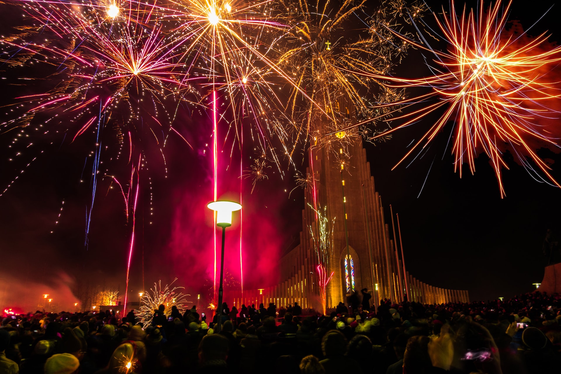 Fuegos artificiales en nochevieja en Islandia en enero.
