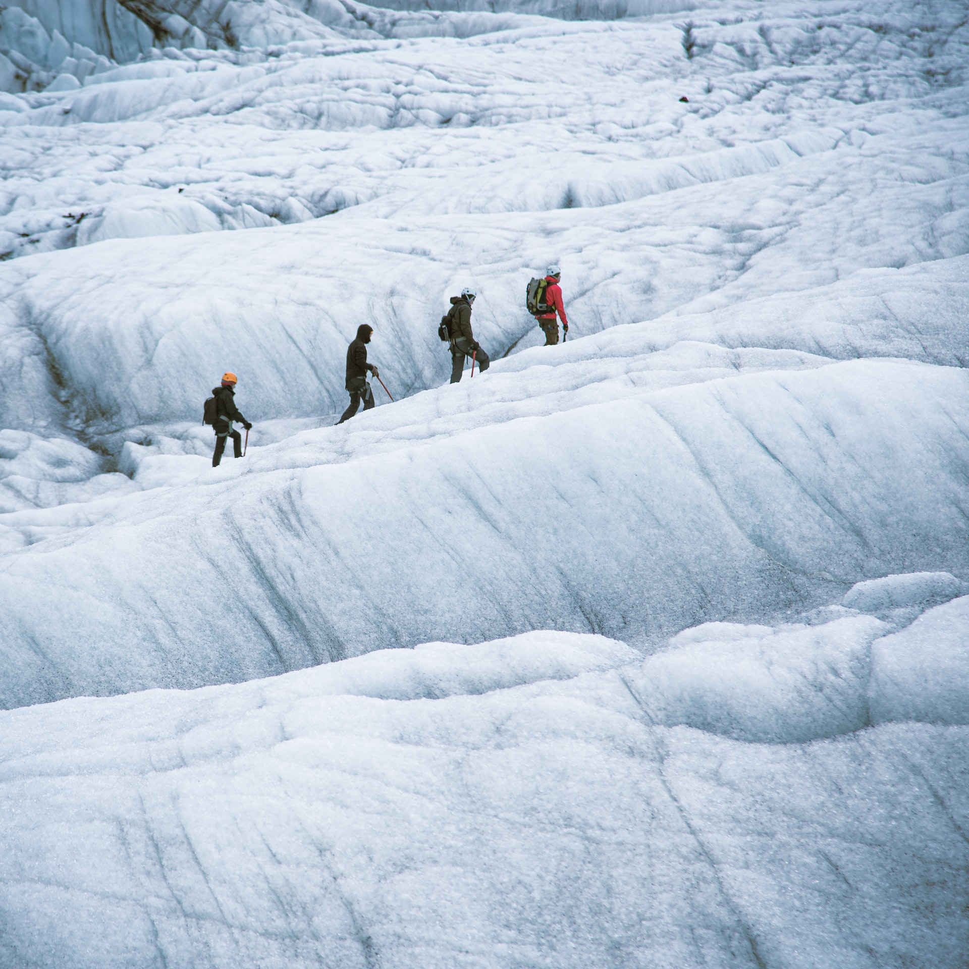 Hacer senderismo en un glaciar es una de las mejores actividades que hacer en Islandia en marzo.