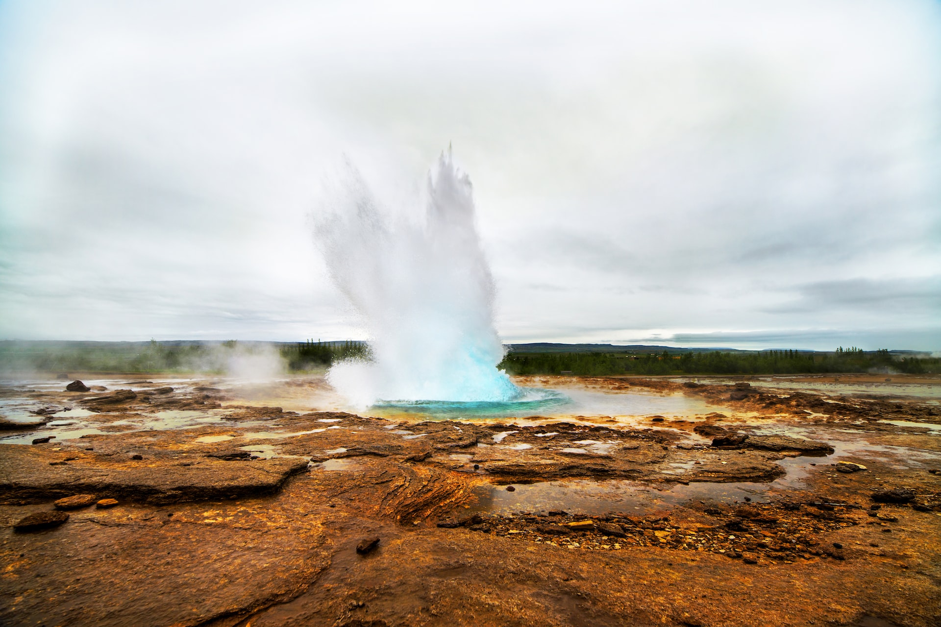 El géiser Strokkur en Islandia en mayo.