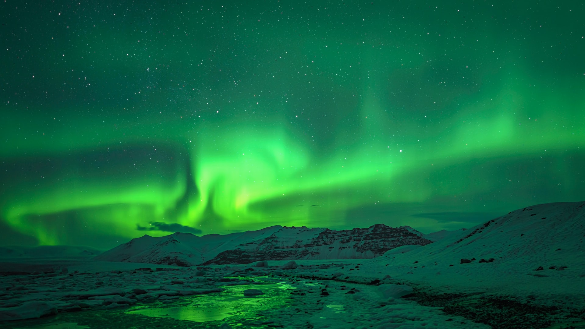 Ver la aurora boreal en la laguna glaciar de Islandia.