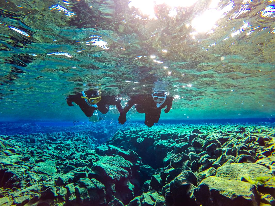 Hacer snorkel en Islandia es muy divertido.