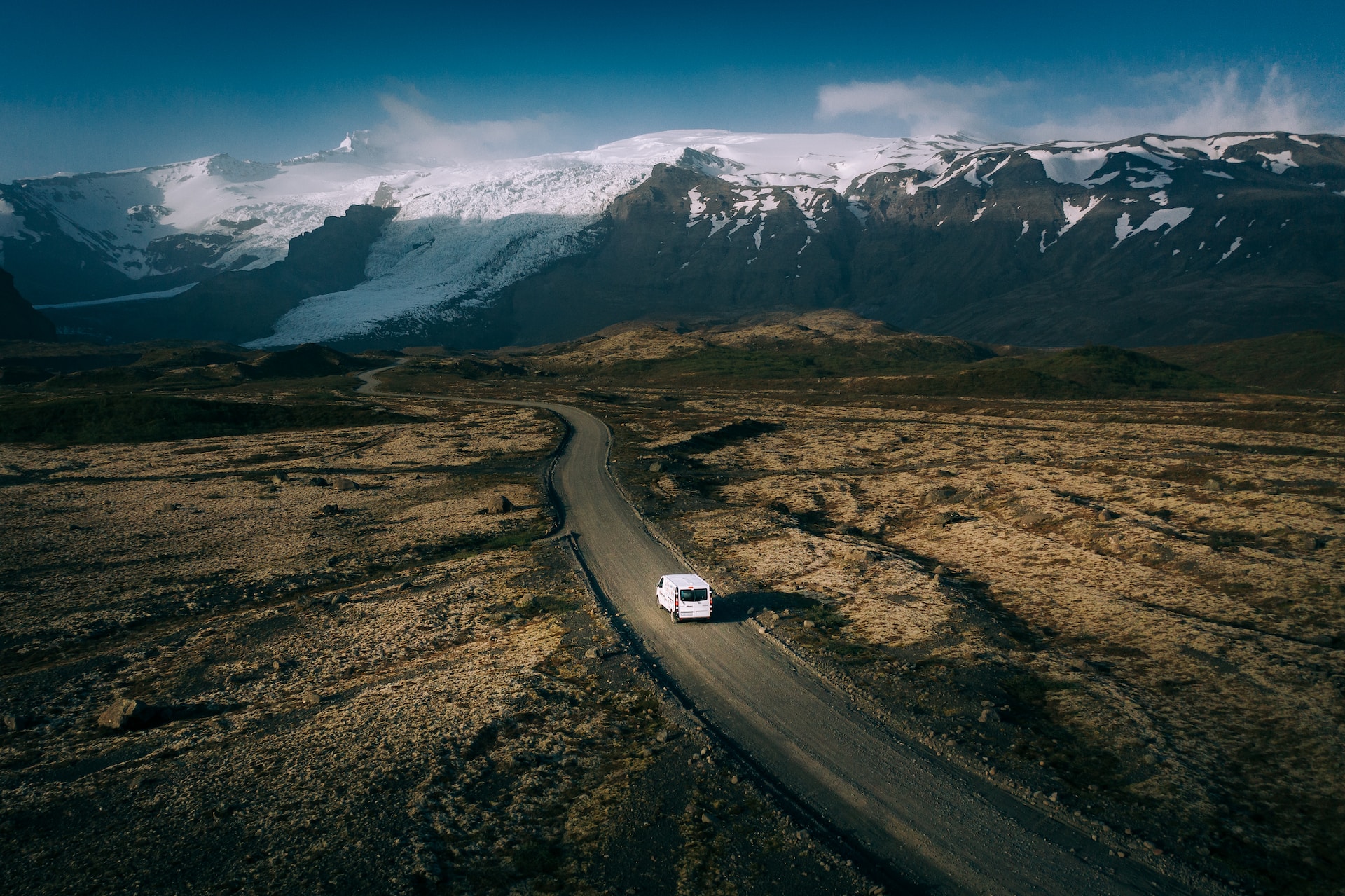 Alquilar una furgoneta camper es una excelente manera de viajar por Islandia en junio.