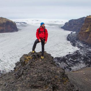 Answering the question of do Icelandic people speak English