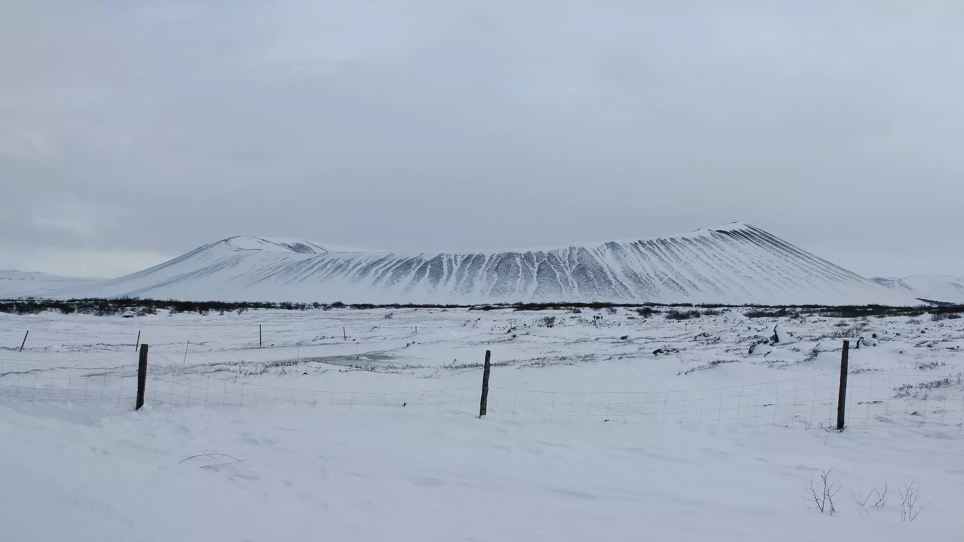 Montañas nevadas en el norte de Islandia.