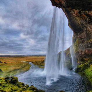 the guide to Seljalandsfoss waterfall in Iceland south