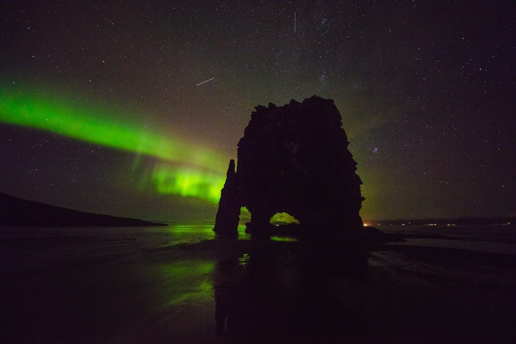 the northern light with the Hvitserkur rock in Iceland