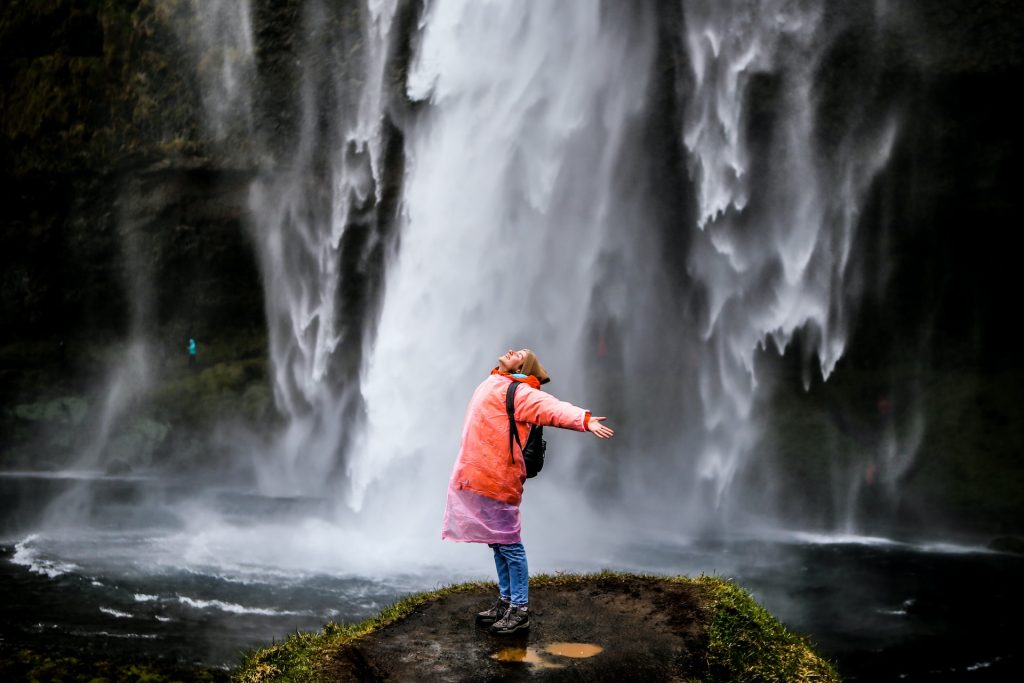 travel with happiness in Iceland 